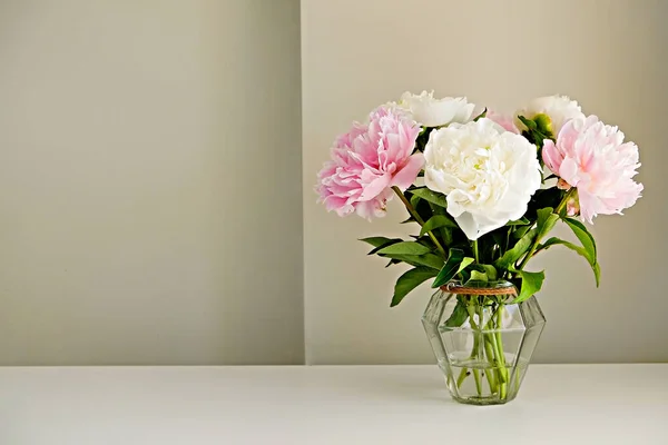 Estudio Fotos Hermosas Flores Peonía Jarrón Vidrio Sobre Una Mesa — Foto de Stock