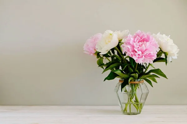 Студійний Знімок Красивих Квітів Півонії Скляній Вазі Столі Сірому Фоні — стокове фото