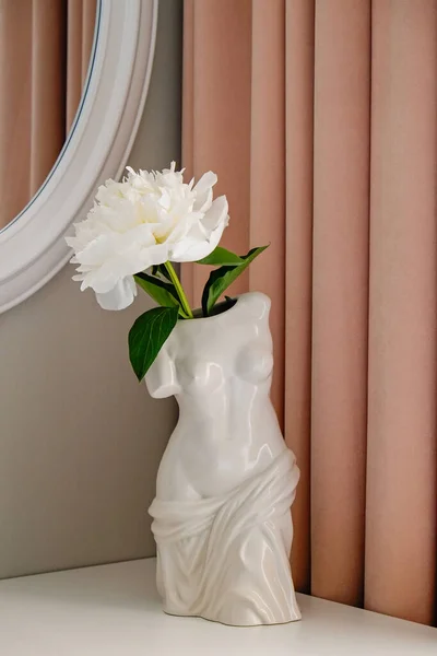 Fogalmi Kép Egy Bazsarózsa Virág Kerámia Vázában Alakú 150 Korszak — Stock Fotó