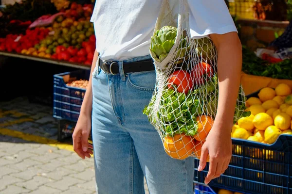 Concepto Dieta Vegetal Mujer Joven Mercado Agricultores Con Bolsa Red —  Fotos de Stock