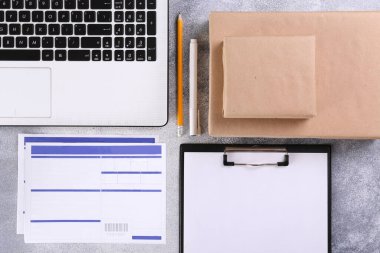 Kargo etiketli el sanatları kağıdına sarılı farklı boyutlarda paketler. Laptop ve paketler masada. Ekommerce yerine getirme konsepti için nakliye yazılımı. Kapat, kopyala boşluk, arkaplan.