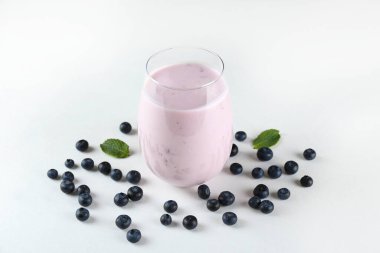 Yaban mersinli milkshake bardağının stüdyo fotoğrafı. Beyaz arka planda izole edilmiş böğürtlenli tek protein içeceği. Temiz yeme konsepti. Metin için boşluk kopyala, kapat, üst görünüm