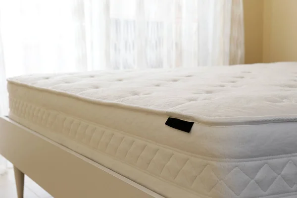 ベッドルームで作られていないベッドの上の白い整形外科用マットレスの表面パターン 適切な脊髄配置と圧力点救済のための低刺激性フォームマットレス コピースペース 閉じる — ストック写真