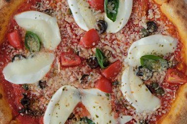 Bufalo mozzarella ile fırında pizza, parmesanlı reggiano peyniri, fesleğen ve ançüez. Beyaz ahşap masa arkaplanlı geleneksel İtalyan yemeği. Kapat, boşluğu kopyala, üst görünüm.