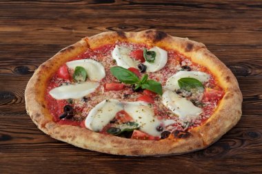 Bufalo mozzarella ile fırında pizza, parmesanlı reggiano peyniri, fesleğen ve ançüez. Beyaz ahşap masa arkaplanlı geleneksel İtalyan yemeği. Kapat, boşluğu kopyala, üst görünüm.