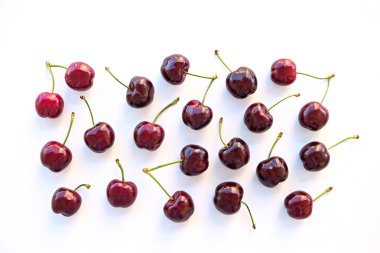 Beyaz arka planda izole edilmiş taze organik kirazlar. Temiz yeme konsepti. Sağlıklı besleyici vejetaryen atıştırması, çiğ diyet. Kapat, boşluğu kopyala, üst görünüm, düz yatış.