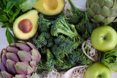 Bir sürü karışık meyve, sebze, şifalı ot ve sebze. Vegan diyet ürünleri. Temiz yeme konsepti. Yiyeceklerle dolu yeniden kullanılabilir çevre dostu ağ torbası. Kapat, boşluğu kopyala, arkaplan, üst görünüm, genel giderler