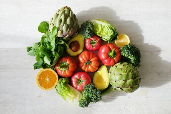 Bando Frutas Mistas Legumes Ervas Verde Bancada Branca Produtos Dietéticos — Fotografia de Stock