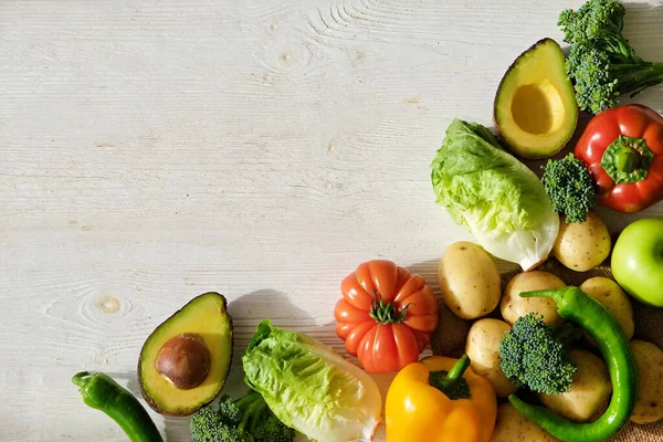 Bando Frutas Mistas Legumes Ervas Verde Bancada Branca Produtos Dietéticos — Fotografia de Stock