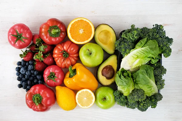 Bando Frutas Mistas Bagas Legumes Ervas Verdes Bancada Branca Produtos — Fotografia de Stock