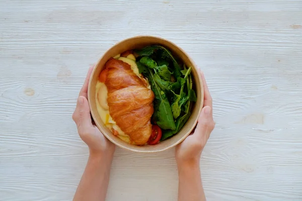 Vrouw Met Papieren Afhaalkom Franse Croissant Met Gerookte Zalm Lichte — Stockfoto