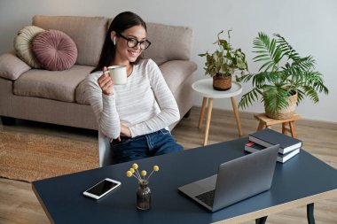 Çevrimiçi eğitim kavramı. Gözlüklü güzel esmer kadın bir grup video görüşmesine katılıyor. Evde okuyan bayan üniversite öğrencisinin portresi. Kapat, kopyala boşluk, arkaplan.