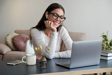 Çevrimiçi eğitim kavramı. Gözlüklü güzel esmer kadın bir grup video görüşmesine katılıyor. Evde okuyan bayan üniversite öğrencisinin portresi. Kapat, kopyala boşluk, arkaplan.