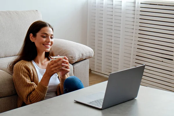 Genç Güzel Bir Kadın Evde Yalnız Oturuyor Dizüstü Bilgisayarıyla Baş — Stok fotoğraf