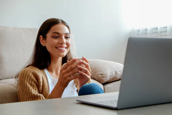 Genç Güzel Bir Kadın Evde Yalnız Oturuyor Dizüstü Bilgisayarıyla Baş — Stok fotoğraf