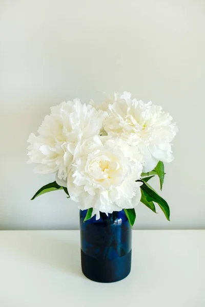 Estudio Fotos Hermosas Flores Peonía Jarrón Vidrio Sobre Una Mesa — Foto de Stock