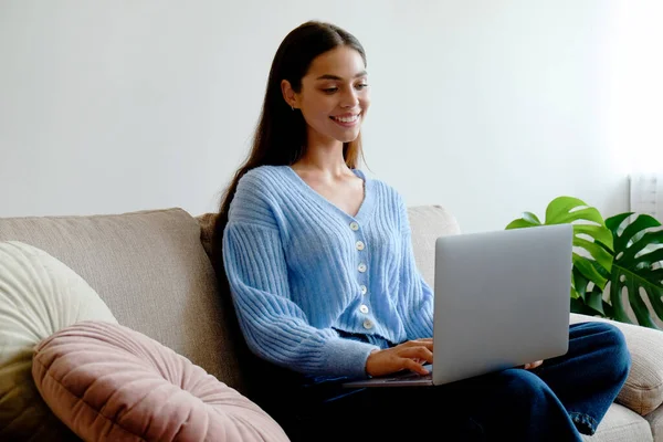 Evde Dizüstü Bilgisayarla Çalışan Oturma Odasındaki Kanepede Oturan Gülümseyen Genç — Stok fotoğraf