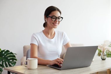 Çevrimiçi eğitim kavramı. Gözlüklü güzel esmer kadın bir grup video görüşmesine katılıyor. Evde okuyan bayan üniversite öğrencisinin portresi. Kapat, kopyala boşluk, arkaplan.