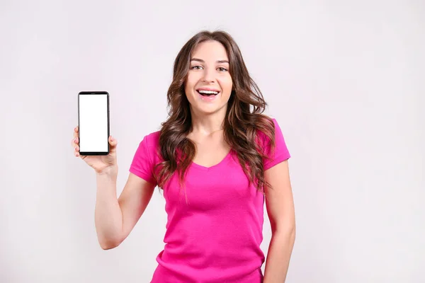 Junge Schöne Brünette Frau Mit Langen Welligen Haaren Trägt Rosa — Stockfoto