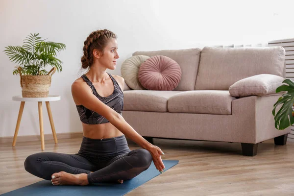 Sportieve Jonge Vrouw Die Yoga Beoefent Haar Eigen Huis Yogini — Stockfoto