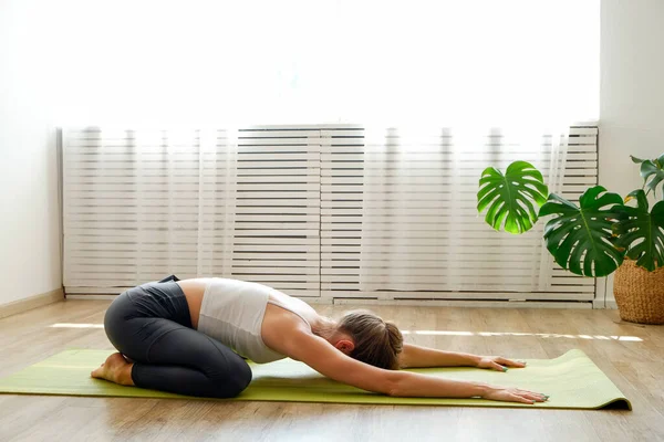 Sportieve Jonge Vrouw Die Yoga Beoefent Haar Eigen Huis Yogini — Stockfoto