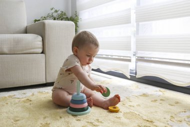 Bebek istifleme oyuncağıyla oynuyor. Boşluğu kopyala, arkaplan.