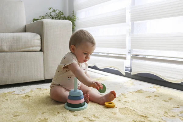 Bebek istifleme oyuncağıyla oynuyor. Boşluğu kopyala, arkaplan.