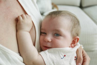 Küçük kız annesine sarılıyor. Boşluğu kopyala, arkaplan.