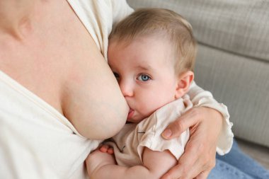Anne bebeğini emziriyor. Kapat, boşluğu kopyala.