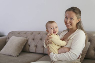 Anne ve bebek birlikte gülüyorlar. Boşluğu kopyala, arkaplan.