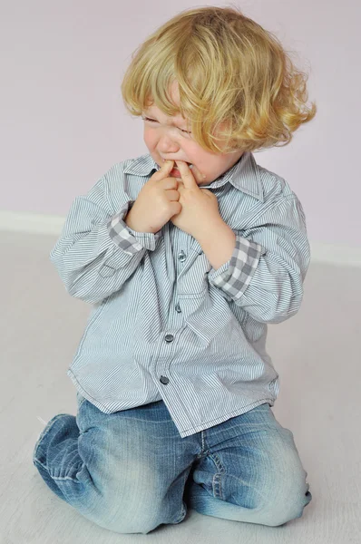 küçük çocuk ağlıyor