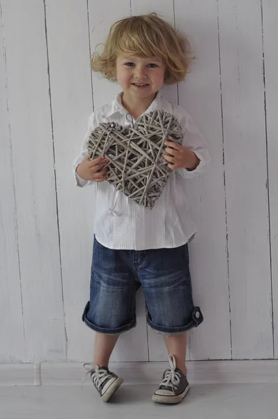 Hasır kalp provance tarzı ile küçük çocuk