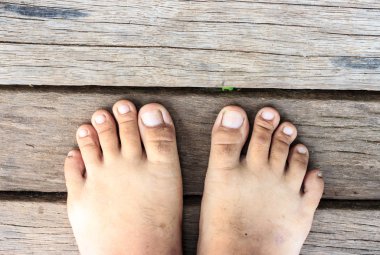 Ayak ahşap geçit üzerinde. üstten görünüm