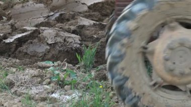 Toprak traktör ile çiftçilik