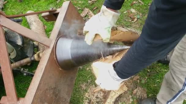 Splitsing van hout — Stockvideo