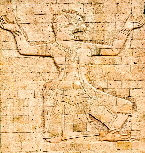 Скульптура Ханумана (Рамаяна) на стене в искушении — стоковое фото