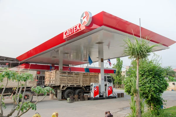 Sukhothai, thailand - 30. März: Caltex-Ölstation am 30. März 2013 in der thailändischen Provinz Sukhothai. 24 Stunden einsatzbereit. — Stockfoto