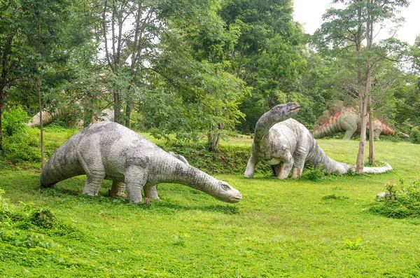 Скульптура динозавра в общественном парке — стоковое фото