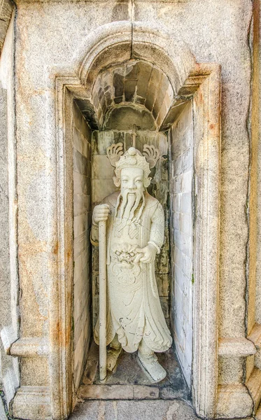 Schnitzerei alter Felsen von Gott chinal im Tempel — Stockfoto