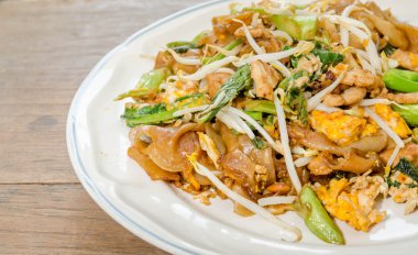 Domuz eti ve lahana Tay tarzında kızarmış erişte