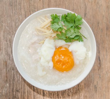 Geleneksel Gıda rafadan yumurta ile Çin tarzı pirinç çorbası