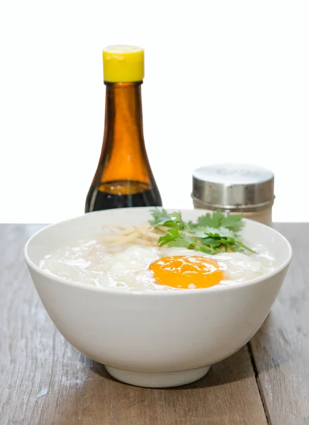 Congee de la nourriture traditionnelle de style chinois avec oeuf à la coque molle est — Photo