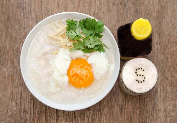 Congee traditioneller chinesischer Küche mit weich gekochtem Ei — Stockfoto