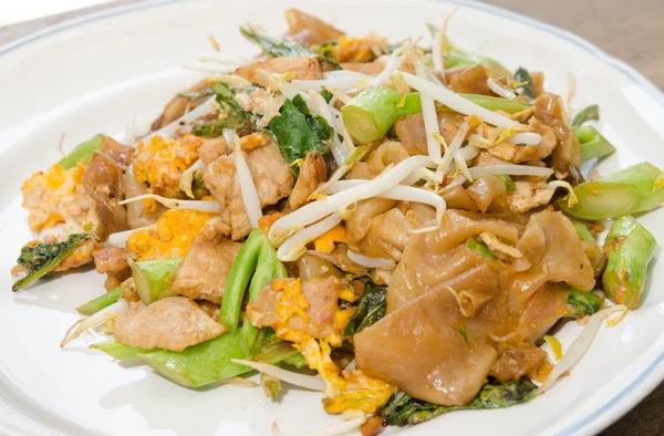 Fried noodles with pork and kale thai style — Stock Photo, Image