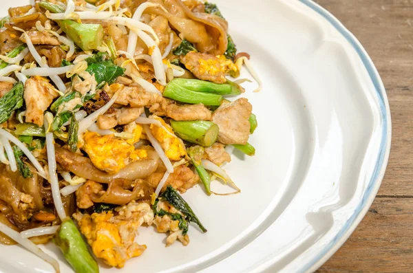 Fried noodles with pork and kale thai style — Stock Photo, Image