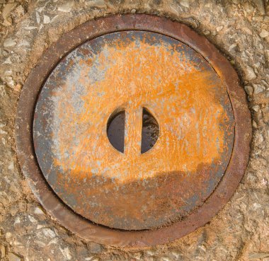 Eski kapak gaz tankı üzerinde paslı