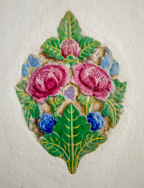 Telha cerâmica velha de rosa na parede no templo — Fotografia de Stock