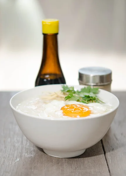 Congee traditioneller chinesischer Küche mit weich gekochtem Ei — Stockfoto