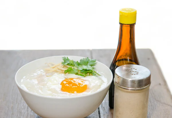 Congee traditioneller chinesischer Küche mit weich gekochtem Ei — Stockfoto