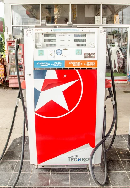 Sukhothai, TAILANDIA - 11 de agosto: Dispensador de combustible de Caltex Oil sta — Foto de Stock